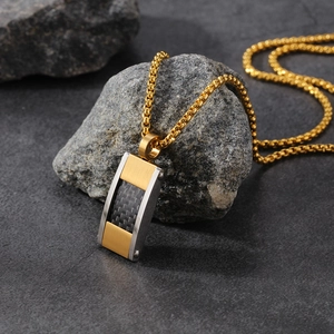 Collier pendentif en fibre de carbone style italien avec chaîne dorée sur pierre grise