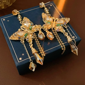 Détails des boucles d'oreilles papillon avec placage or et cristaux colorés