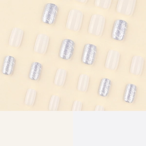 Faux ongles courts carrés avec paillettes argentées et rayures sur base beige