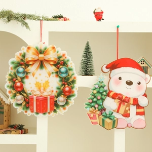 Weihnachtsdekoration mit festlichem Kranz und niedlichen Cartoon Bären Anhängern