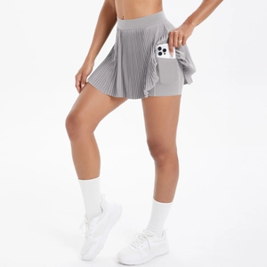 Détail de jupe plissée de sport grise avec poche latérale et short intérieur intégré