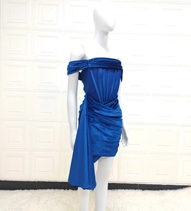 Détail de mini robe en velours bleu roi à épaules dénudées avec taille froncée et drapé