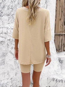 Vue arrière d'un mannequin portant un ensemble t-shirt col V et short couleur beige