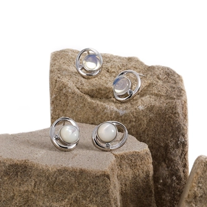Orecchini a perno geometrici in argento S925 con opale e perle su base di pietra