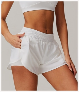 Détail de short de sport blanc à taille haute avec poche latérale et double couche