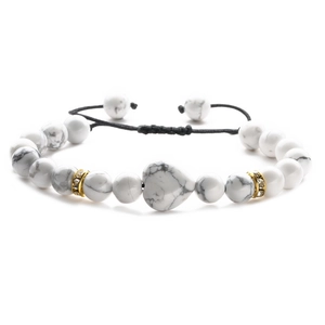 Bracciale artigianale di perline in howlite con ciondolo a cuore e cordino intrecciato nero