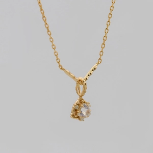 Dettaglio della collana in argento S925 placcato oro 14K con gemma traslucida e zirconi