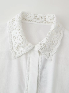 Détail d'une chemise blanche en lin avec un col en dentelle crochetée sophistiqué