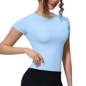 T-shirt de yoga bleu clair à manches courtes pour femmes, coupe ajustée et respirante