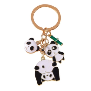 Portachiavi panda carino con ciondolo a forma di bambù in metallo dorato e smalto bianco e nero