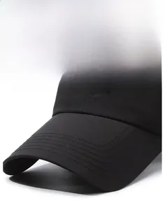 Dettaglio di un cappellino da baseball nero con cuciture rinforzate e ricamo 3D PWRFIT