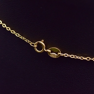 Close-up of S925 sterling silver gold-plated spring clasp on baroque pearl necklace