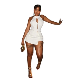 Ensemble sexy blanc deux pièces avec haut dos nu ajouré et mini-jupe froncée femme
