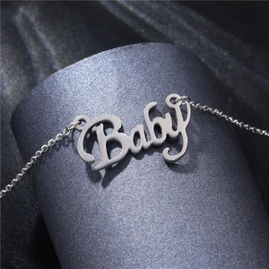 Collier minimaliste en argent avec un pendentif artistique poli en forme de Baby
