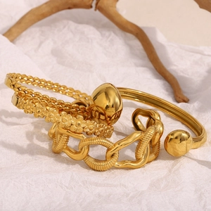 Détail d'un ensemble de bijoux plaqué or 18 carats avec bague fleur et gourmette