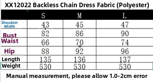 Detailansicht des rückenfreien ärmellosen Kleids mit Raffungen und eleganten Kettenriemen
