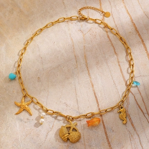 Dettaglio della collana in acciaio dorato con ciondoli stella marina e cavalluccio marino