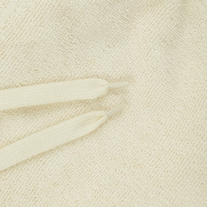 Detail der Kordelenden am beigen Kapuzenpullover mit weicher French-Terry-Struktur
