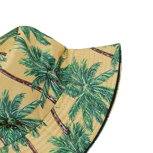 Dettaglio della stampa a palma tropicale e cuciture rinforzate sul bordo del cappello