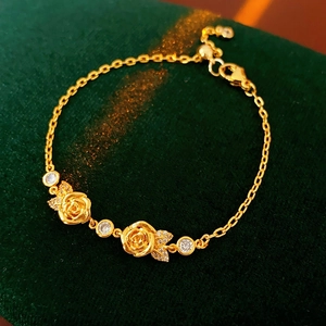 Détail du bracelet rose plaqué or 18K avec zircons cubiques sur fond velours vert