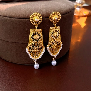 Orecchini Pendenti Floreali Traforati Vintage In Lega Con Finta Perla Artificial E Perno In Argento Sterling 925 Per Donna