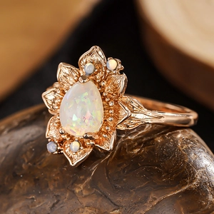 Dettaglio macro dell'anello a girasole in oro rosa con opale a goccia e motivi floreali