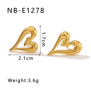 Technical drawing of 18K gold heart hoop earrings showing 2.1cm width and 1.7cm height