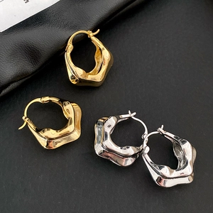 Boucles d'oreilles géométriques en or et argent avec texture de lave moderne
