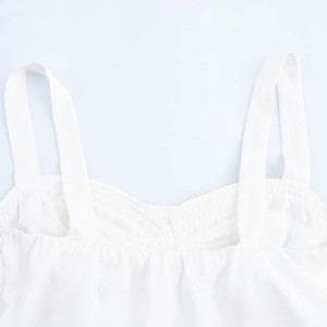 Haut court sexy blanc à fleurs pour femmes avec détail de pétales de rose sur la poitrine