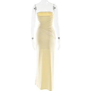 Détail de la robe longue bustier jaune clair montrant la découpe latérale et le drapé