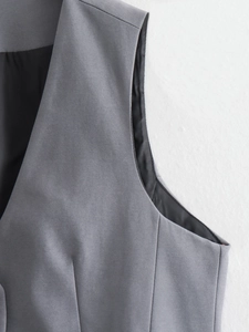 Détail de la couture sous l'aisselle et de la doublure grise d'un gilet de costume