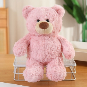 Adorable ours en peluche rose assis sur une étagère avec une fourrure douce et duveteuse