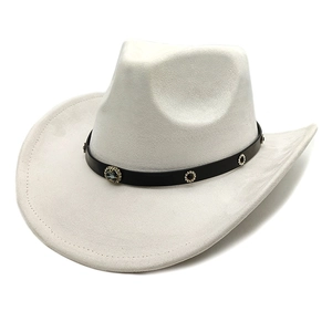 Detail eines Wildleder-Cowboyhuts mit nietenbesetztem Lederband und breiter Krempe