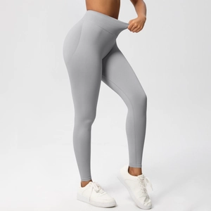 Detailansicht der nahtlosen High-Waist-Passform und Bauchkontrolle der grauen Yoga-Hose