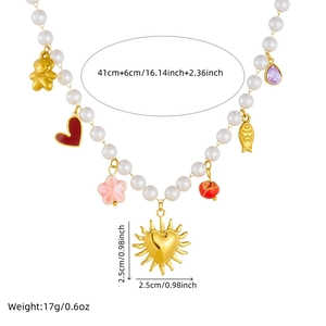 Collana di perle con ciondoli colorati a cuore e ciliegia su una superficie bianca