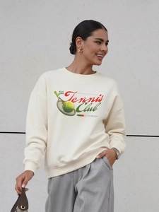 Oversized μπεζ φούτερ με στάμπα The Tennis Club και κομψό σχέδιο με χαμηλούς ώμους