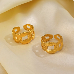 Modern 18K gold plated stainless steel curb chain open rings in polished and hammered finish