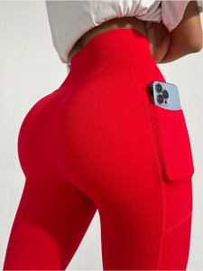 Détails du legging de yoga rouge taille haute avec poches latérales pour téléphone