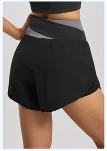 Détail du short de sport taille haute superposé avec taille croisée pour fitness et course