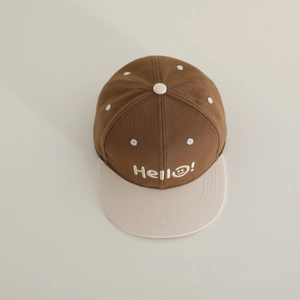 Dettaglio del ricamo Hello e della faccina sulla modaiola berretto hip-hop bicolore