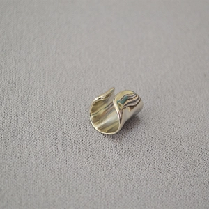 Minimalistische silberne Ohrklemme mit unregelmäßiger Welle und polierter Oberfläche