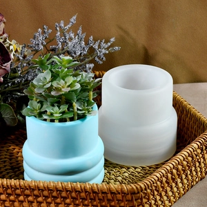 Dettaglio dello stampo in silicone rotondo e vaso blu per piante con cesto intrecciato
