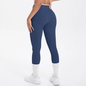 Détail du pantalon de yoga bleu marine à taille haute avec bord blanc et effet galbant