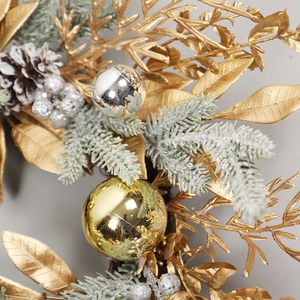 Couronne de Noël avec feuilles dorées, pommes de pin argentées et ornements festifs