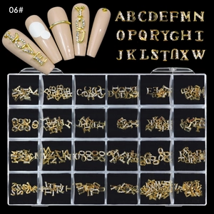 Detailansicht von 3D-Gold-Nagelcharms mit weißen Strasssteinen in einer 24-Gitter-Box