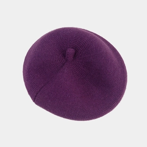 Dettaglio del basco a maglia viola scuro con trama spessa e laccio superiore