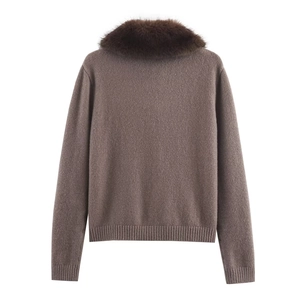 Gilet en tricot marron foncé pour femme avec col en fourrure vue de l'arrière