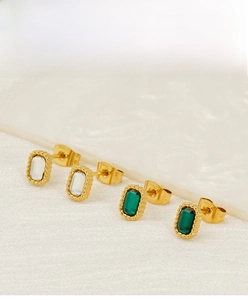 Vue détaillée des boucles d'oreilles rectangulaires en zircon et acier doré avec marquage S.Steel