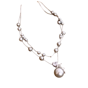 Collier double couche de perles grises avec pendentif coeur en zircon et perle ronde
