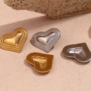 Dreilagige Herz-Ohrringe in 18K Gold und Silber mit Perlenrand-Detail und Glanz